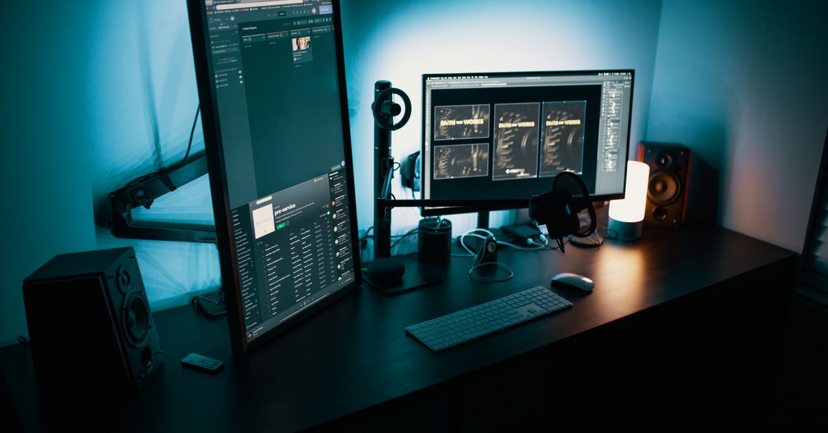 Brazo de monitor sujeto al borde de un escritorio