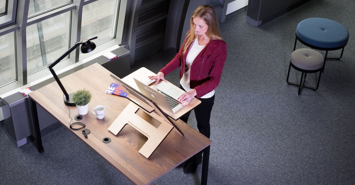 Escritorio elevado con espacio libre debajo para las piernas